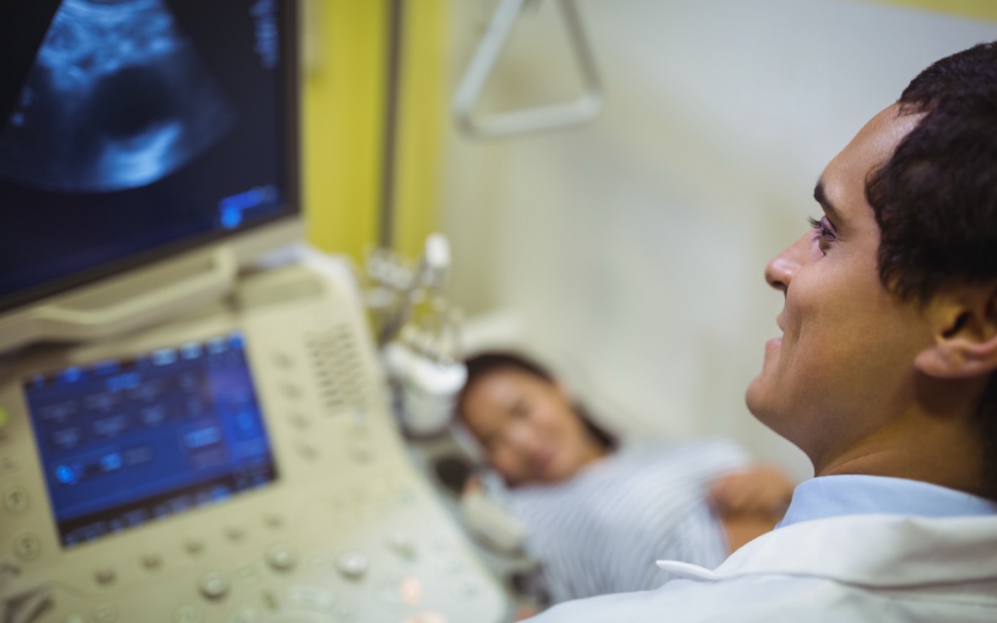 Equipo de ecocardiografía para estudio del corazón con Doppler color