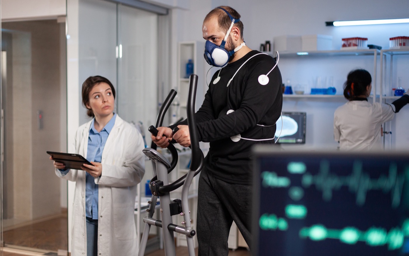 Prueba de esfuerzo cardiológica con electrodos y monitoreo