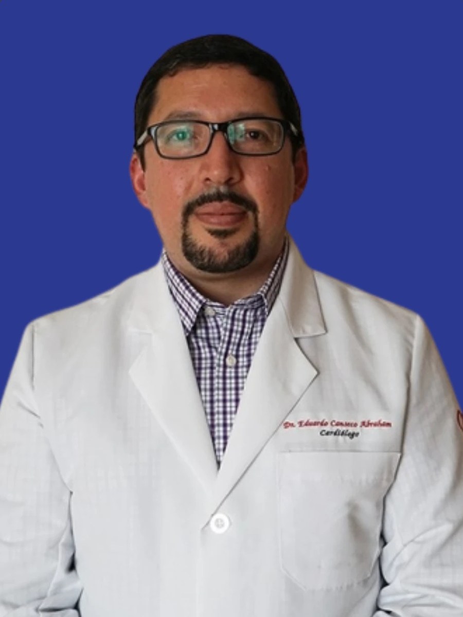 Dr. Eduardo Canseco, cardiólogo en Tijuana, en su consultorio